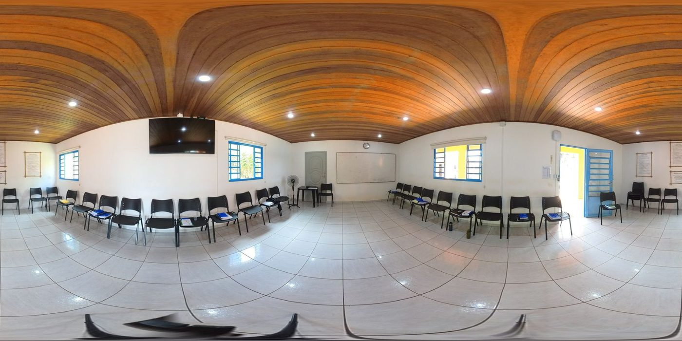 Sala de terapia com cadeiras dispostas em círculo e luz natural entrando pela janela